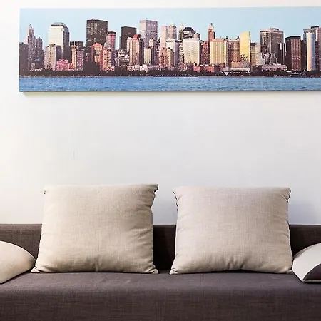 біля вокзалу подобово по вулиці коротка 11 сучасна після ремонту Apartman *