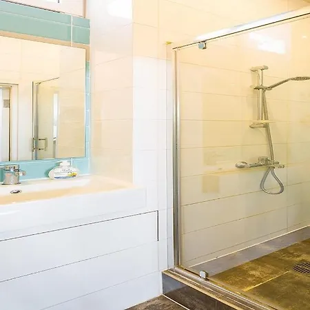 біля вокзалу подобово по вулиці коротка 11 сучасна після ремонту Apartman