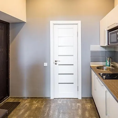 біля вокзалу подобово по вулиці коротка 11 сучасна після ремонту Apartman Lviv