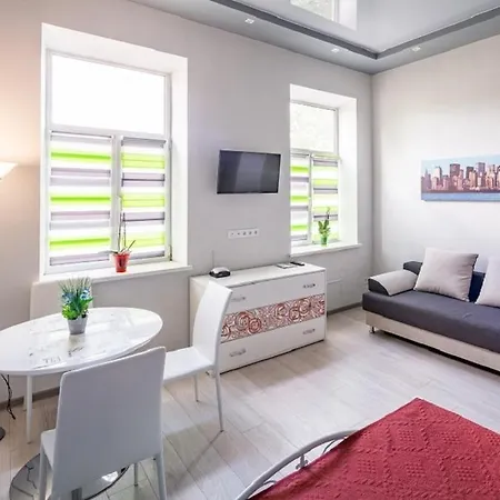 біля вокзалу подобово по вулиці коротка 11 сучасна після ремонту Apartman *